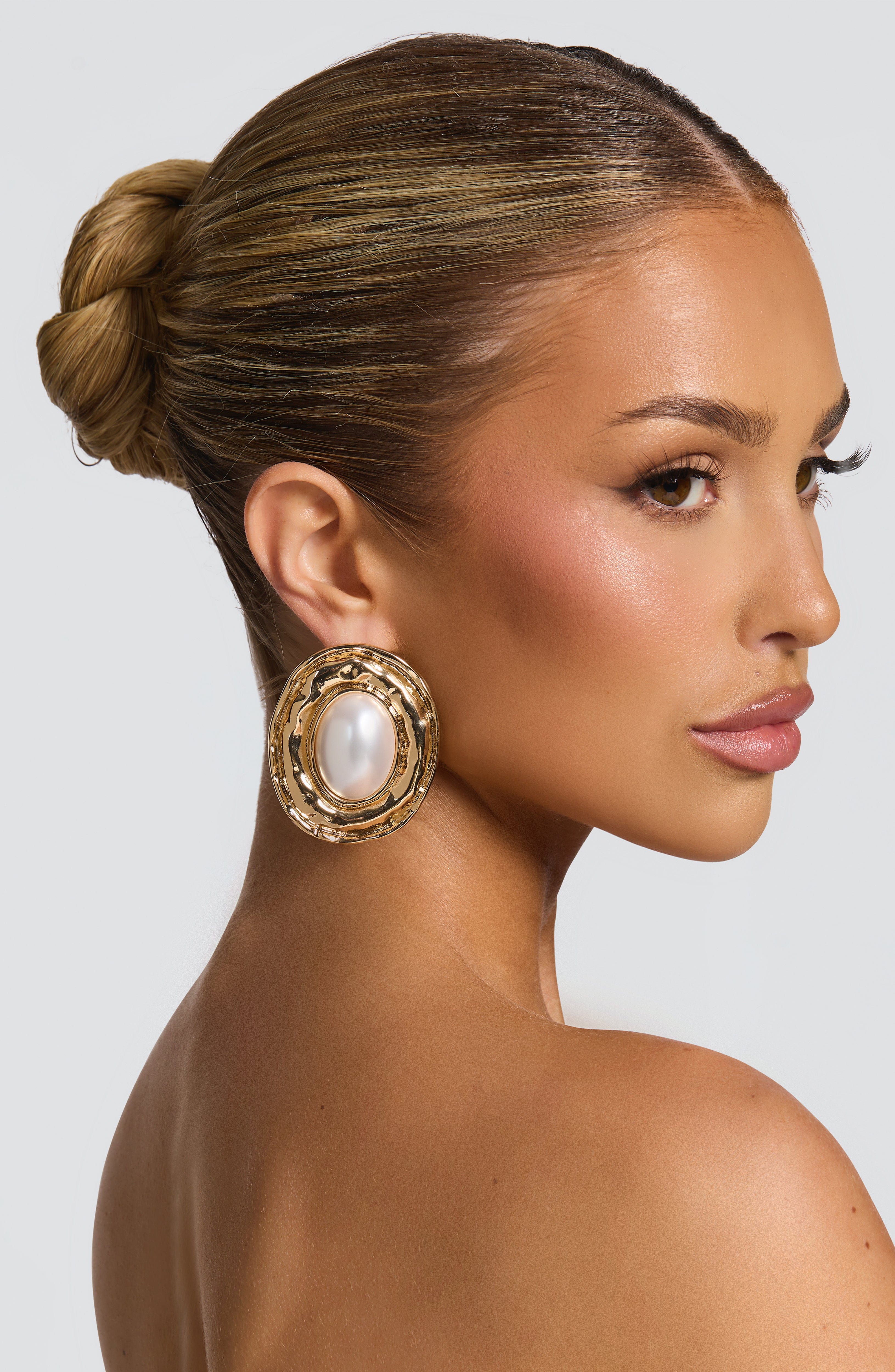 Hammered Gold Oval Stud Earrings - Elegant Fashion Accessory